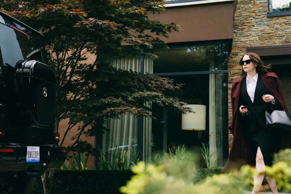 Aidan Delbis, Alicia Silverstone, Bugonia, Emma Stone, Jesse Plemons, Yorgos Lanthimos
