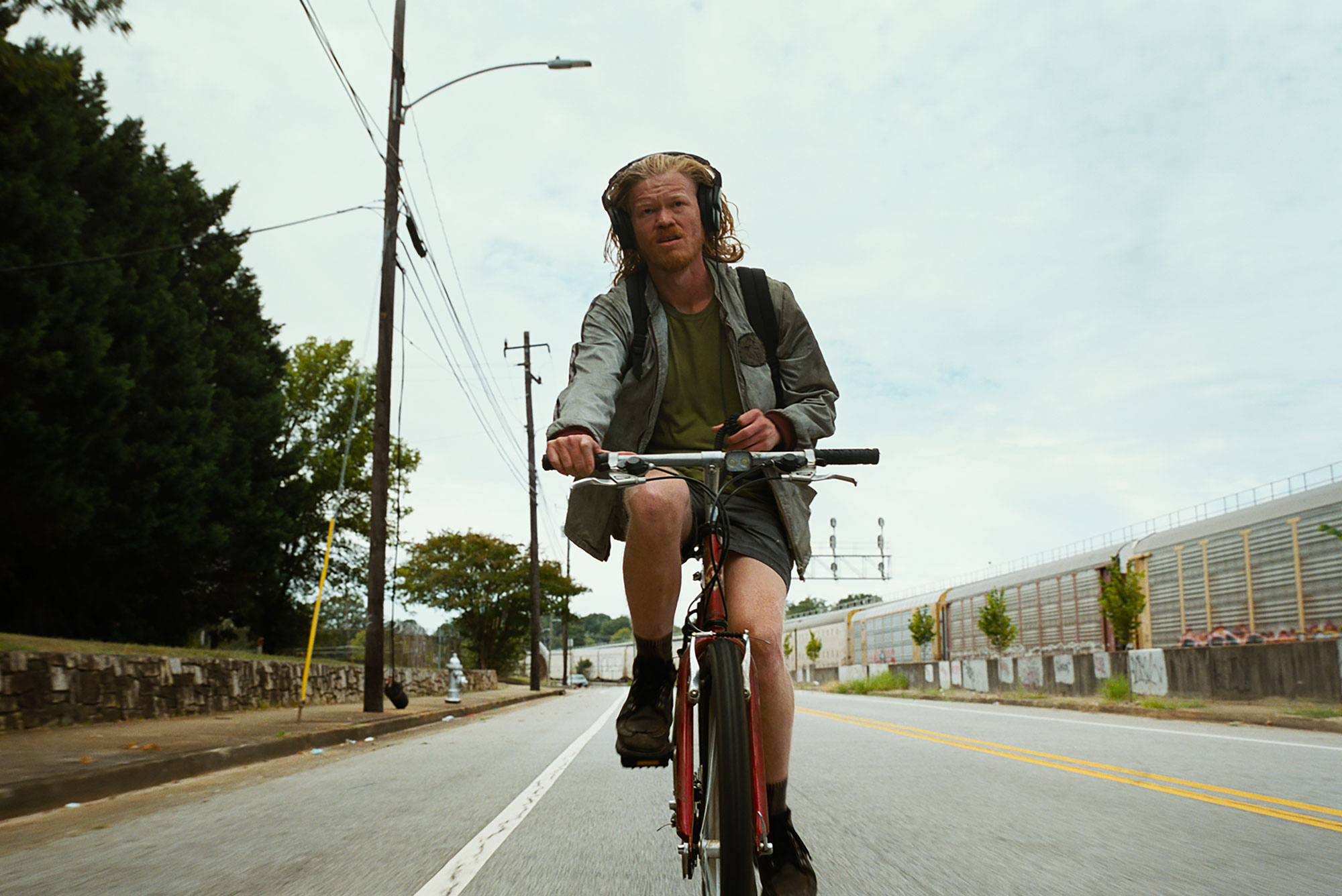 Aidan Delbis, Alicia Silverstone, Bugonia, Emma Stone, Jesse Plemons, Yorgos Lanthimos
